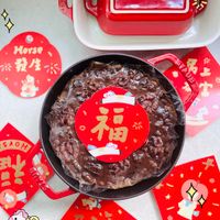 可能是蛋糕、舒芙蕾、火鍋和文字的圖像
