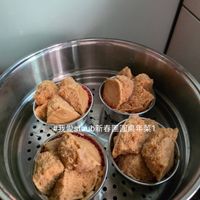 可能是港式點心、豆腐和顯示的文字是「 #我愛 #我愛staub新春國圓桌年菜1 劉圓桌年菜1 」的圖像