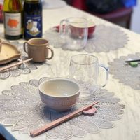 可能是咖啡杯和餐巾環的圖像