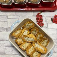 可能是蛋糕、黑麥麵包、巴布卡麵包和法式長棍麵包的圖像