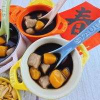可能是甜點、豆腐、粥、龍眼和顯示的文字是「 STONE AUE WAS 信 冰 STAUE ETAE STAUB ST taub STAIR 」的圖像