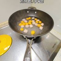 可能是水波蛋、豆腐、蛋黃和顯示的文字是「煮至浮起 4 G262) SAKURA 」的圖像