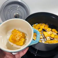 可能是豆腐和慢燉鍋的圖像