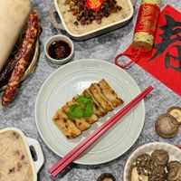 可能是‎豆腐和‎顯示的文字是「 ‎S2 شلل ا ST STAUB ሴ SAAER‎ 」‎‎ 的圖像