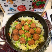 可能是炒飯和顯示的文字是「 staub staub Fega - aub Staub 2025. Il stauh stauh stanh staub STAUB* STAUB 」的圖像