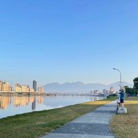 可能是霧、湖泊和草的圖像