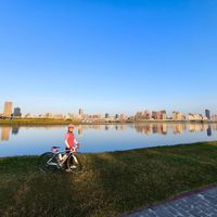 可能是自行車和湖泊的圖像