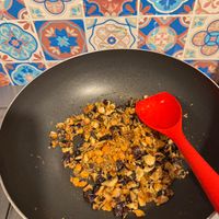 可能是炒飯、西班牙大鍋飯、印度香料飯和豆腐的圖像