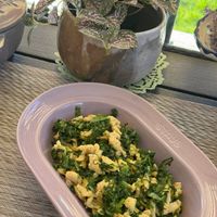 可能是綠葉甘藍和義大利麵的圖像