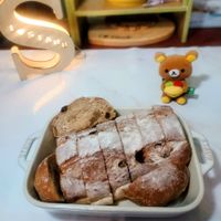 可能是法式長棍麵包、巴布卡麵包、蛋糕、黑麥麵包和文字的圖像