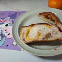 可能是肉桂捲、蛋糕、巴布卡麵包和文字的圖像