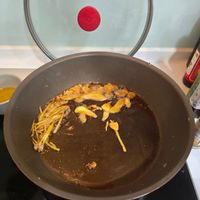 可能是義大利麵、炒麵和香菇的圖像