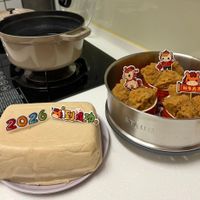 可能是燕麥餅乾、脆皮奶酥蛋糕和顯示的文字是「新年大吉 2026 改到能功。 STAUB STさUE 」的圖像