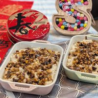可能是燕麥餅乾、脆皮奶酥蛋糕、餅乾和顯示的文字是「 Cookina pokingWith With LOVE STAUB B Christ ាបជុ ਥ-- 」的圖像