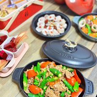 可能是‎火鍋、豆腐、西班牙大鍋飯和‎顯示的文字是「 ‎E ل STAUB‎ 」‎‎ 的圖像