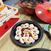 可能是豆腐、火鍋和顯示的文字是「 ST/UB X 」的圖像