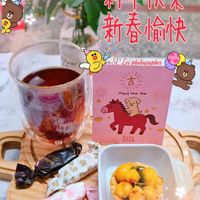可能是草莓、千日紅和顯示的文字是「新年快樂 新春愉快 lilker LSe SClei_photographer li Photographer Happy Ngwu Year 28 2028 SCLei SC Lei photographer Stinib 」的圖像