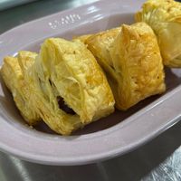 可能是肉餡餅和半圓形餡餅的圖像
