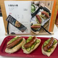 可能是熱狗和文字的圖像