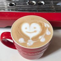 可能是紅心、咖啡杯、咖啡和咖啡機的圖像