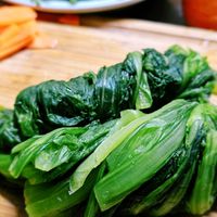 可能是莙薘菜、綠葉甘藍和紫蘇的圖像
