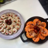 可能是西班牙大鍋飯和蝦的圖像