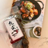 可能是豆腐、香菇、鯷魚和顯示的文字是「ボ 化 K 茶醸！ 爱茶 廠」的圖像