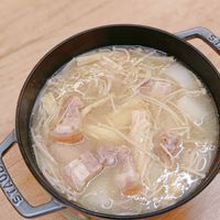 可能是火鍋、粥、拉麵和顯示的文字是「 SO STAU GIA 」的圖像