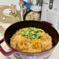 可能是麵、西班牙大鍋飯、炒麵、印度香料飯、炒飯和文字的圖像