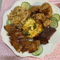 可能是北非小米飯和肉排的圖像
