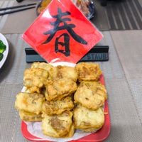 可能是壽司、港式點心、豆腐和顯示的文字是「春 TAU 」的圖像