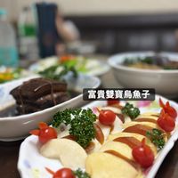 可能是豆腐和顯示的文字是「富貴雙寶烏魚子」的圖像