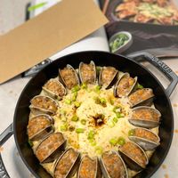 可能是炒飯、北非小米飯、西班牙大鍋飯、鯷魚和文字的圖像