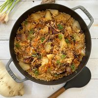 可能是豆腐、炒飯、印度香料飯、西班牙大鍋飯、香菇和炒麵的圖像