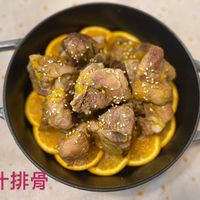 可能是燉小牛膝和顯示的文字是「 SOAS 1E 橙汁排骨」的圖像