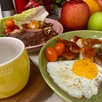 可能是歐姆蛋、蛋黃、肉排、法式吐司、水波蛋和蘋果的圖像