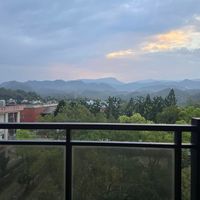 可能是霧、雲、暮光和地平線的圖像
