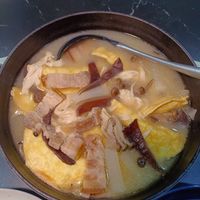 可能是拉麵、水波蛋、粥和豆腐的圖像