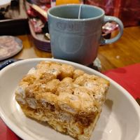 可能是豆腐、椰子馬卡龍、茶和脆皮奶酥蛋糕的圖像