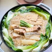 可能是火鍋、麵、豆腐和顯示的文字是「 6oco Love CocoLoveCuisine Cuisine OVLS 」的圖像