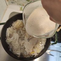 可能是粥和鹹漬魚的圖像
