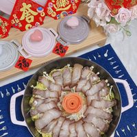 可能是火鍋、生魚片和文字的圖像
