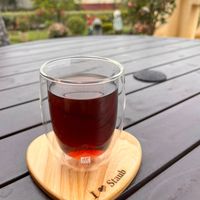 可能是泡茶器、咖啡杯和顯示的文字是「成 ን Staub Io 」的圖像