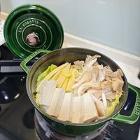 可能是‎豆腐、火鍋和‎顯示的文字是「 ‎coeoTTe COCO LA L השתעופי STAUB 8 ท 8n‎ 」‎‎ 的圖像