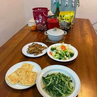 可能是粥、麵、炒麵和豆腐的圖像