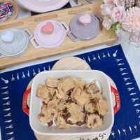 可能是豆腐和顯示的文字是「 7 STAUB rAB TE StAUR STUB an GOILS 5 STAUD S7 ツ NER 3 STAND S1 以索」的圖像