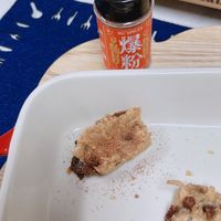 可能是豆腐和顯示的文字是「 stau BG BG'SPICES SPIC 粉」的圖像