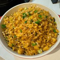 可能是豆煮玉米、印度香料飯和炒飯的圖像
