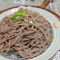 可能是拉麵、義大利麵和顯示的文字是「 STAUB 」的圖像