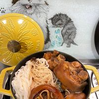 可能是火鍋、拉麵、義大利麵和顯示的文字是「 STAUB 9 D 」的圖像